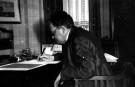 Alexander Presuhn am Schreibtisch in Stuttgart, Dezember 1927.